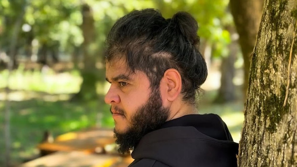 Celebrul actor apare într-un serial de la PRO TV, dar puțin l-au recunoscut cu acest look