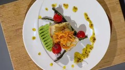 Mariana Constantin - File de lavrac pe un pat de piure de mazără cu chipsuri de cartofi dulci
