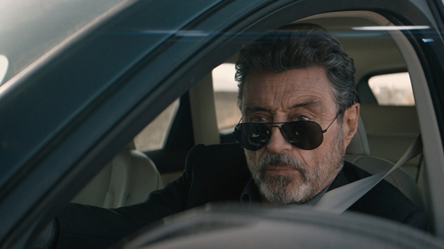 I-au murit mama și soacra, dar a mers să filmeze pentru o nouă producție. Cum s-a regăsit actorul Ian McShane în rolul său din „American star”
