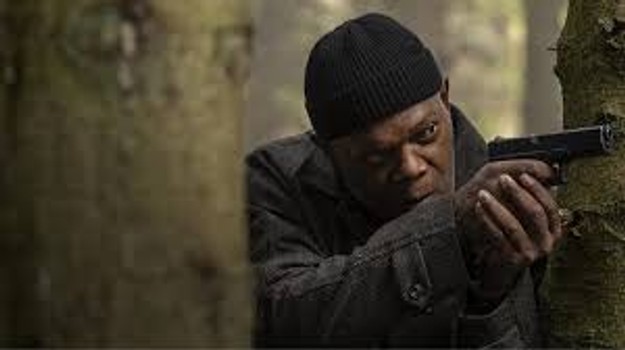 Premieră mondială pentru Samuel L. Jackson. Ce face în filmul „Damaged” de pe VOYO: „Înainte să se prăbușească”