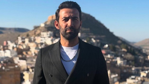 Ce frumoasă este soția lui Ferit Kaya, actorul care joacă rolul lui Demir Baybars în serialul „La marginea lumii”