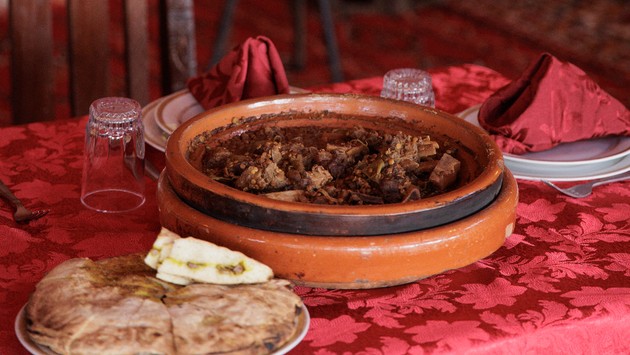 Cum gătesc chef Florin Dumitrescu și Cătălin Scărlătescu tajine de oaie în stil marocan, în emisiunea „Pe drumul gustului”