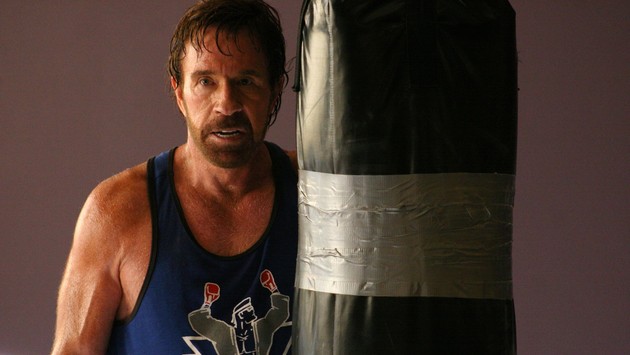 Chuck Norris, omagiat pe VOYO. Cele mai apreciate filme cu regretatul actor