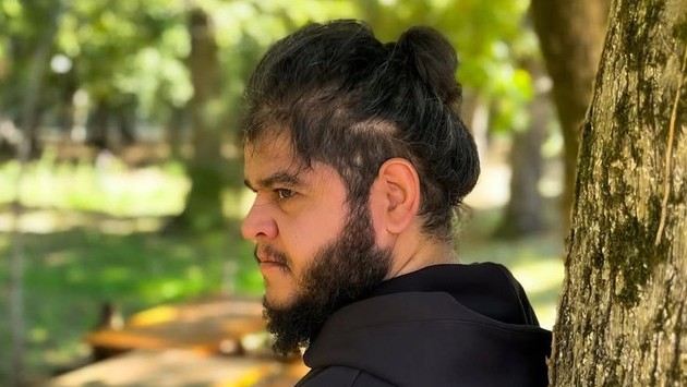Celebrul actor apare într-un serial de la PRO TV, dar puțin l-au recunoscut cu acest look