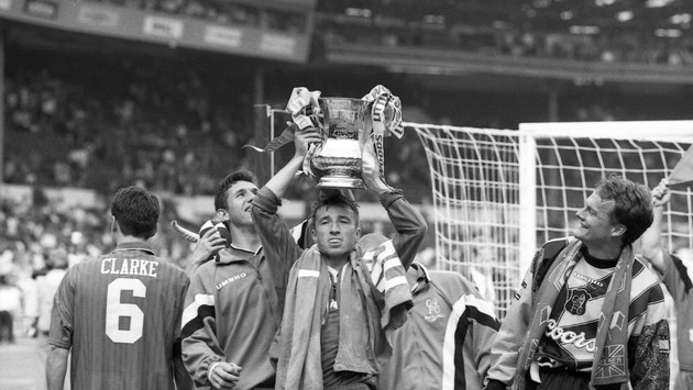 Dan Petrescu, cel mai de succes român din Premier League. „Leul” cu cinci trofee agățate în coamă