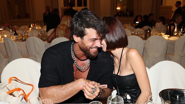 Can Yaman, gesturi pasionale pe covorul roșu. I-a sărutat mâinile și a luat-o în brațe pe iubita sa la un Festival de film în Italia