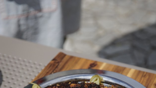 Cum au gătit chef Florin Dumitrescu și Sorin Bontea mațe fripte, în al cincilea episod „Pe drumul gustului”