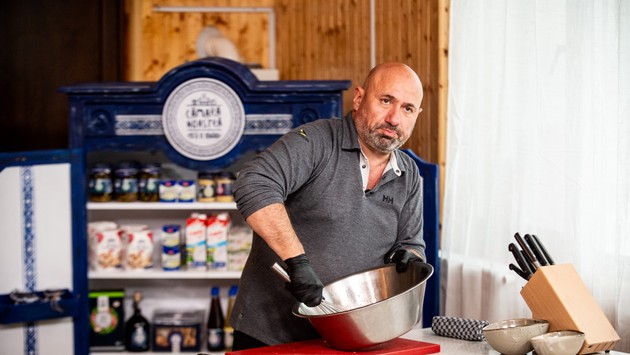 Cum au gătit Florin Dumitrescu și Cătălin Scărlătescu ciorbă de pește în episodul 8 „Pe drumul gustului”