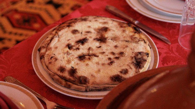 Cum gătesc chef Florin Dumitrescu și Cătălin Scărlătescu Medfuna- pizza Berberă- în emisiunea „Pe drumul gustului”