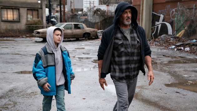 Nu e un blockbuster, dar m-a prins instant! De ce să vezi „Samaritan” cu Sylvester Stallone pe VOYO