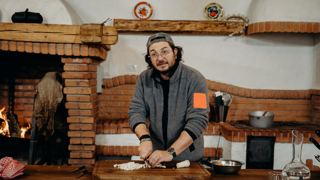 Borș de sfecla - rețetele lui Chef Sorin Bontea și Chef Florin Dumitrescu. Cum prepară chefii această delicatesă în emisiunea ”Pe drumul gustului”