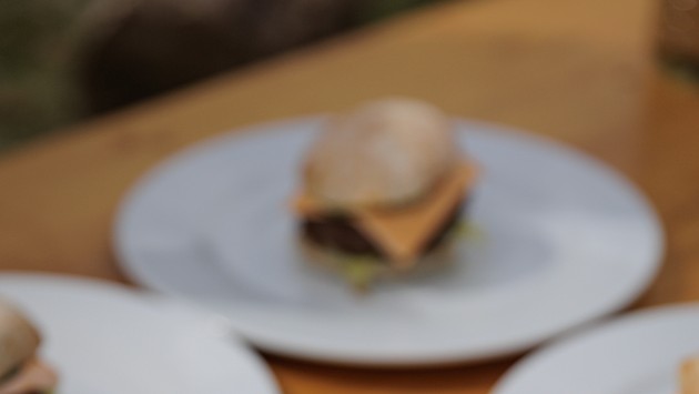Cum au gătit chef Florin Dumitrescu și Sorin Bontea pleșcaviță bănățeană, în al cincilea episod „Pe drumul gustului”
