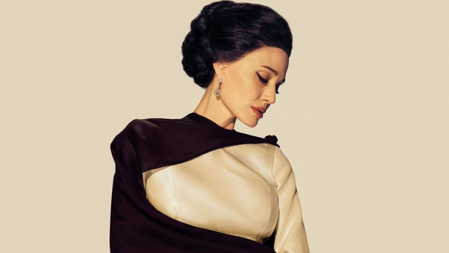Drama biografică Maria (2024), despre soprana Maria Callas, disponibilă online. Angelina Jolie, o Tosca interpretând „Vissi d'arte”