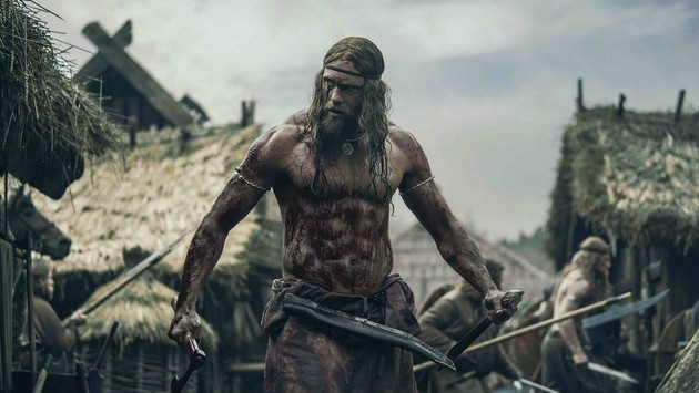 Vikingul / The Northman pe VOYO. Ritualuri, ofrande, sacrificii și un Alexander Skarsgård urlând ca lupii către zei, în rol de viking