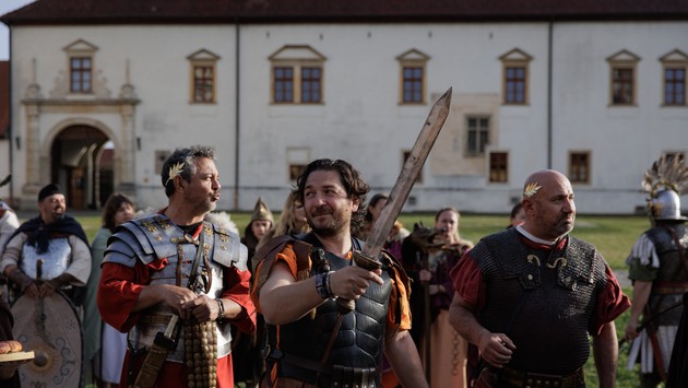 Cum s-au întors Florin Dumitrescu, Sorin Bontea și Cătălin Scărlătescu în timp, în al treilea episod „Pe drumul gustului”. Dacia 1300 was a paid actor