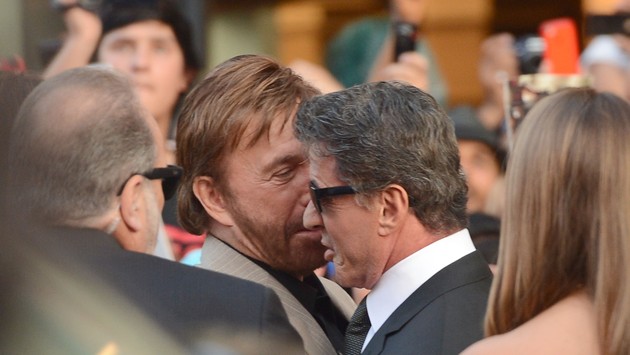Ce l-a pus Chuck Norris pe Sylvester Stallone să facă înaintea filmărilor pentru „Eroi de sacrificiu 2”. Filmul poate fi văzut pe VOYO