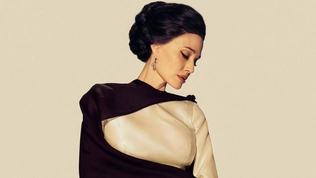 De la Lara Croft la Maria Callas: Angelina Jolie chiar cântă operă în „Maria” – și nu se preface. O transformare spectaculoasă pe ecran și în viață