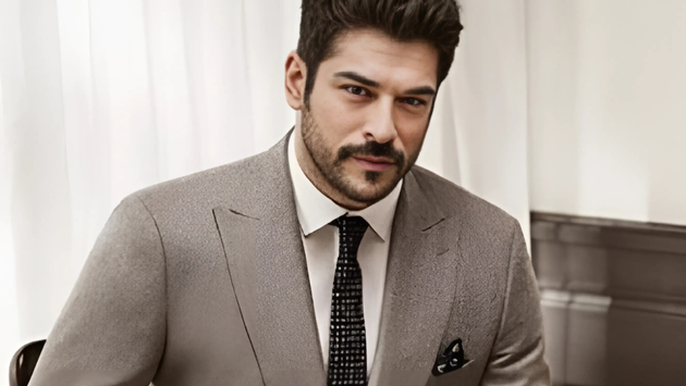Burak Özçivit din serialul „Dragoste infinită” pare că a întinerit, la fel ca Brad Pitt. Admiratoarele nu-și pot lua ochii de la el