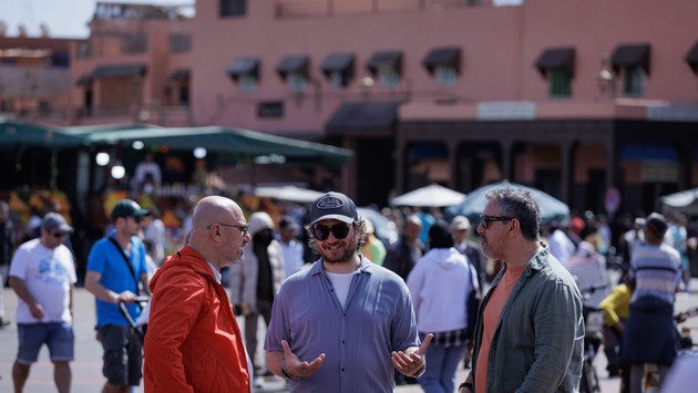Trei MasterChefi, o oaie și o groapă în stil marocan. Cum m-au făcut cei trei bucătari să mă îndrăgostesc de Marrakech, în al doilea episod al emisiunii „Pe drumul gustului”