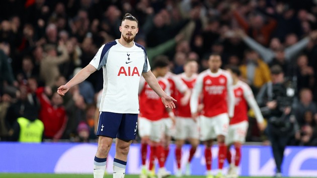 Radu Drăgușin, integralist în Tottenham - Arsenal 1-4, exclusiv pe VOYO. Românul a limitat proporțiile dezastrului în North London Derby. Rezumatul rundei a 27-a