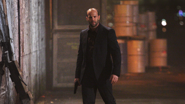„Un asasin nemilos” – Thrillerul de acțiune în care Jason Statham intră într-un joc periculos de-a șoarecele și pisica, unde gloanțele spun adevărul, identitățile sunt arme, iar fiecare pas greșit te aduce mai aproape de răzbunarea care nu iartă. Dă-i play pe VOYO și intră și tu în jocul periculos!